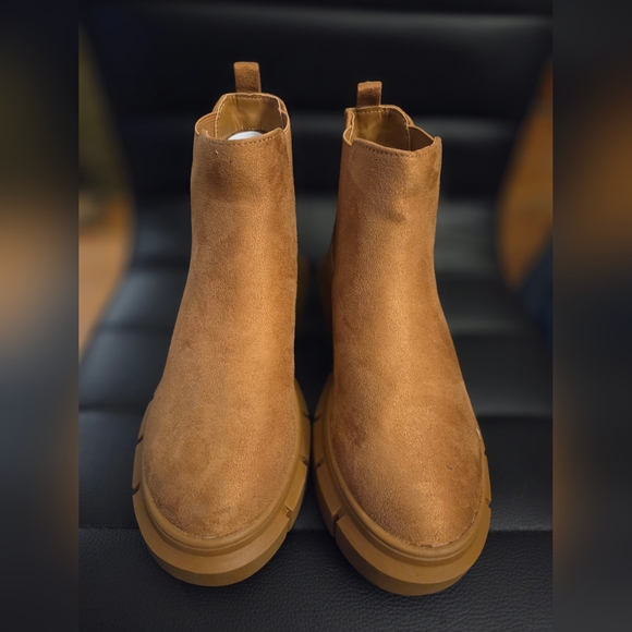 bp Shoes - BP Niya Lug Sole Chelsea Boot in Camel Suede, Sz 5.0